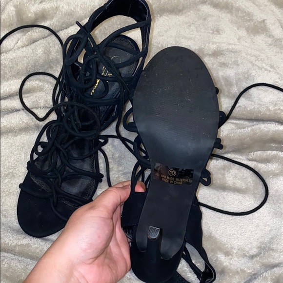 Black heels - Picture 2 of 2